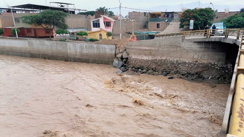 Crecida de caudal del río Ica socava carretera en pasaje La Tinguiña
