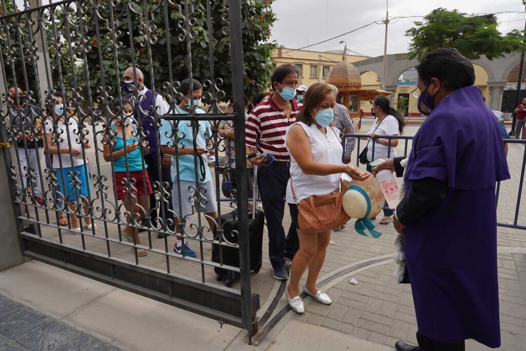 Devotos veneran al Señor de Luren al celebrarse 452 años de su llegada