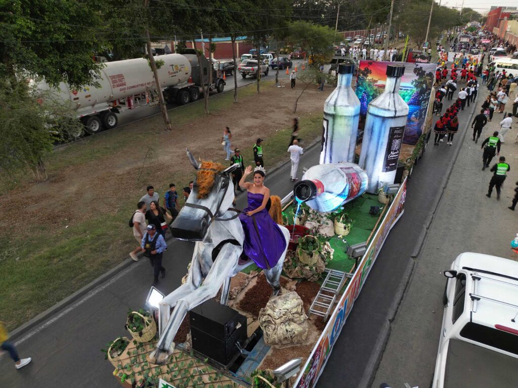 Festival Internacional de la Vendimia de Ica culminó con el corso de carros alegóricos