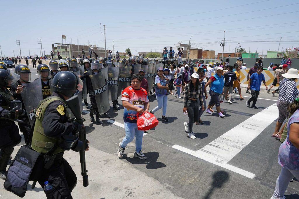 Fuerte contingente policial resguarda carretera Panamericana Sur en Barrio Chino