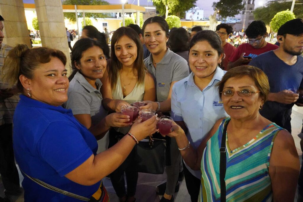 Ica celebró el brindis más grande con cachina en la Plaza de Armas