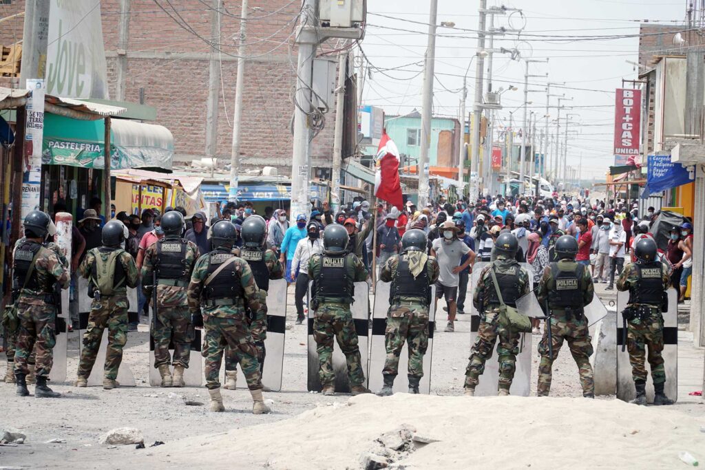 Intento de bloqueo de la Panamericana Sur deja 18 policías heridos y 3 detenidos