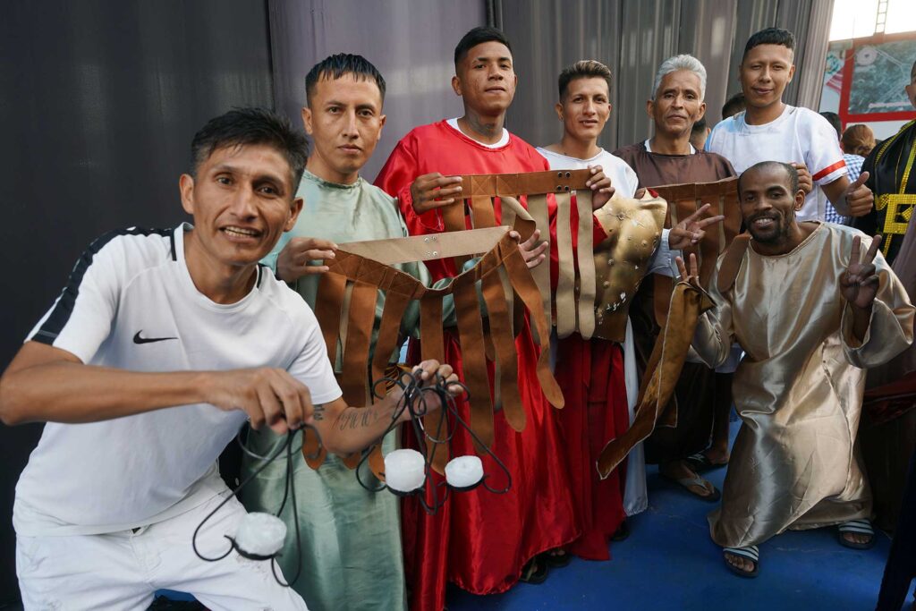 Penal de Ica recibe réplica del Señor de Luren para fortalecer la fe de los internos